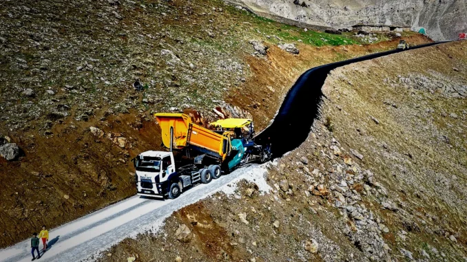 Atlıhan Mahallesi İçin Yollar Yenileniyor: Sarp Kayalıklar Aşılarken 5 Kilometrelik Asfalt Çalışması Tamamlanıyor - OtobanHaber